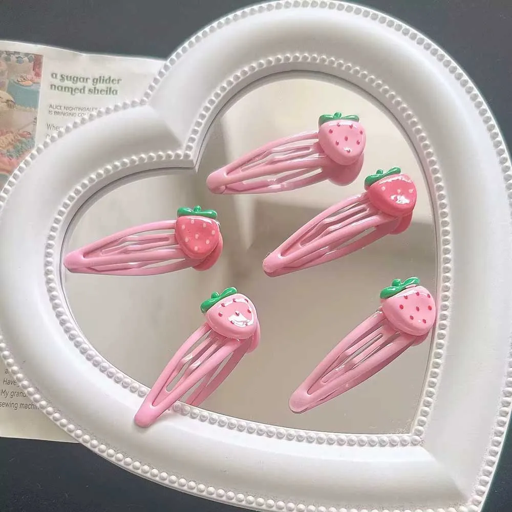1/2pcs Girls Pink Strawberry Hair Clip Alloy Hairpin Barrettes Bangs Side Clip Non-Slip Fruit BB Snap Clip Hair Accessories
1/2pcs Girls Pink Strawberry Hair Clip Alloy Hairpin Barrettes Bangs Side Clip Non-Slip Fruit BB Snap Clip Hair Accessories