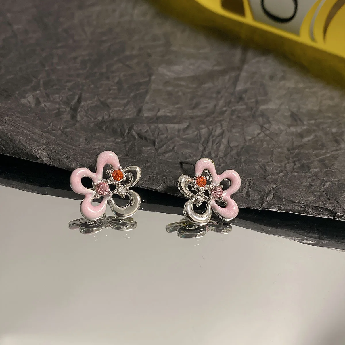 2023 New Korea Trend Goth Sweet Cool Pink Flower Stud Earrings For Women Party Y2K Vintage Jewelry Gifts Accessories
2023 New Korea Trend Goth Sweet Cool Pink Flower Stud Earrings For Women Party Y2K Vintage Jewelry Gifts Accessories