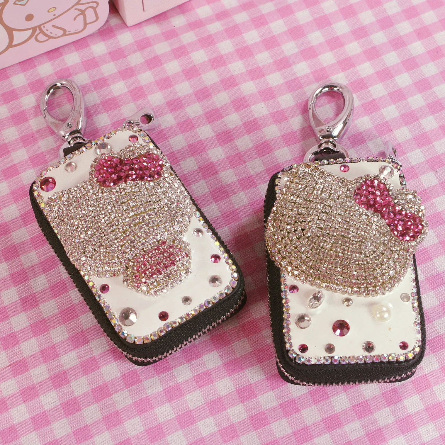 Kawaii Hello Kitty Cute Rhinestone Car Leather Key Bag Creative Gift Capsule Diamond Cowhide Key Case Birthday Gifts for Girls
Kawaii Hello Kitty Cute Rhinestone Car Leather Key Bag Creative Gift Capsule Diamond Cowhide Key Case Birthday Gifts for Girls