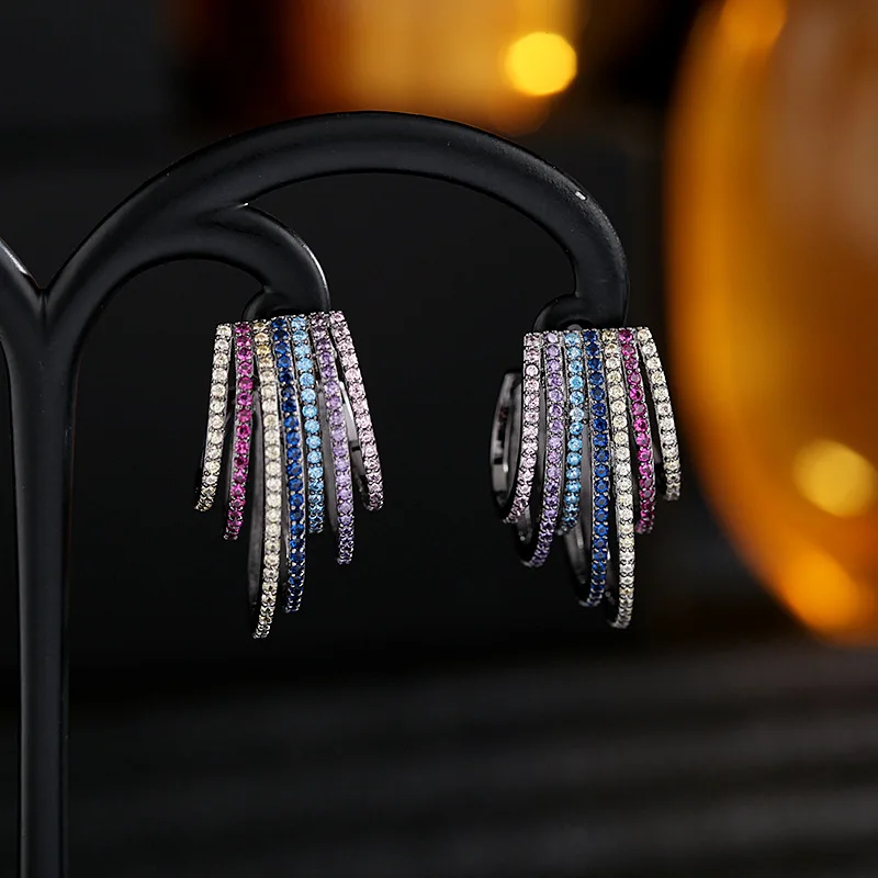 

Модные яркие круглые серьги-кольца с фианитами, украшенные искусственными камнями