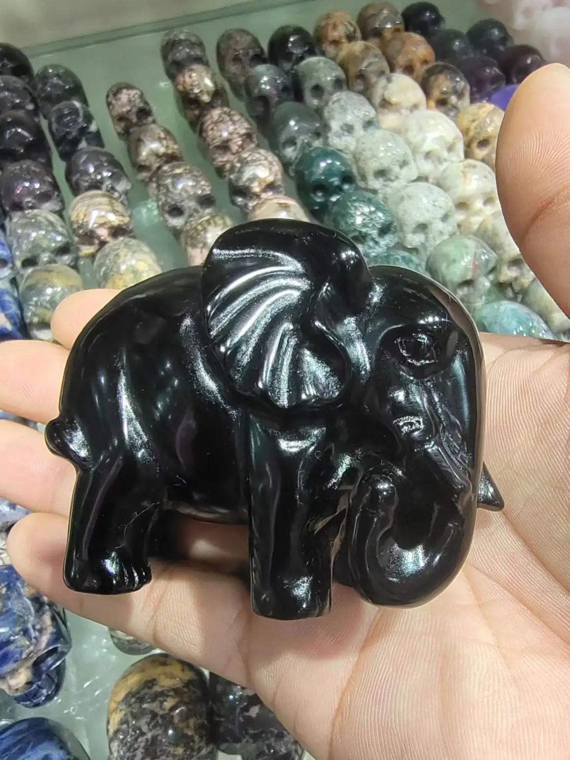 1pcs Hand-carved obsidian crystal Elephant gem Reiki healing gift of love for home furnishings
1pcs Hand-carved obsidian crystal Elephant gem Reiki healing gift of love for home furnishings
