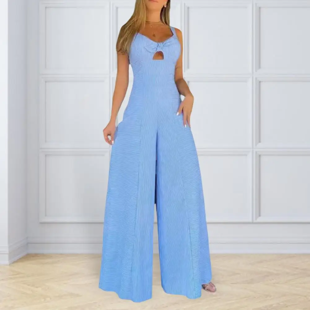 Женский комбинезон с глубоким вырезом и открытой спиной
Женский комбинезон с глубоким вырезом и открытой спиной