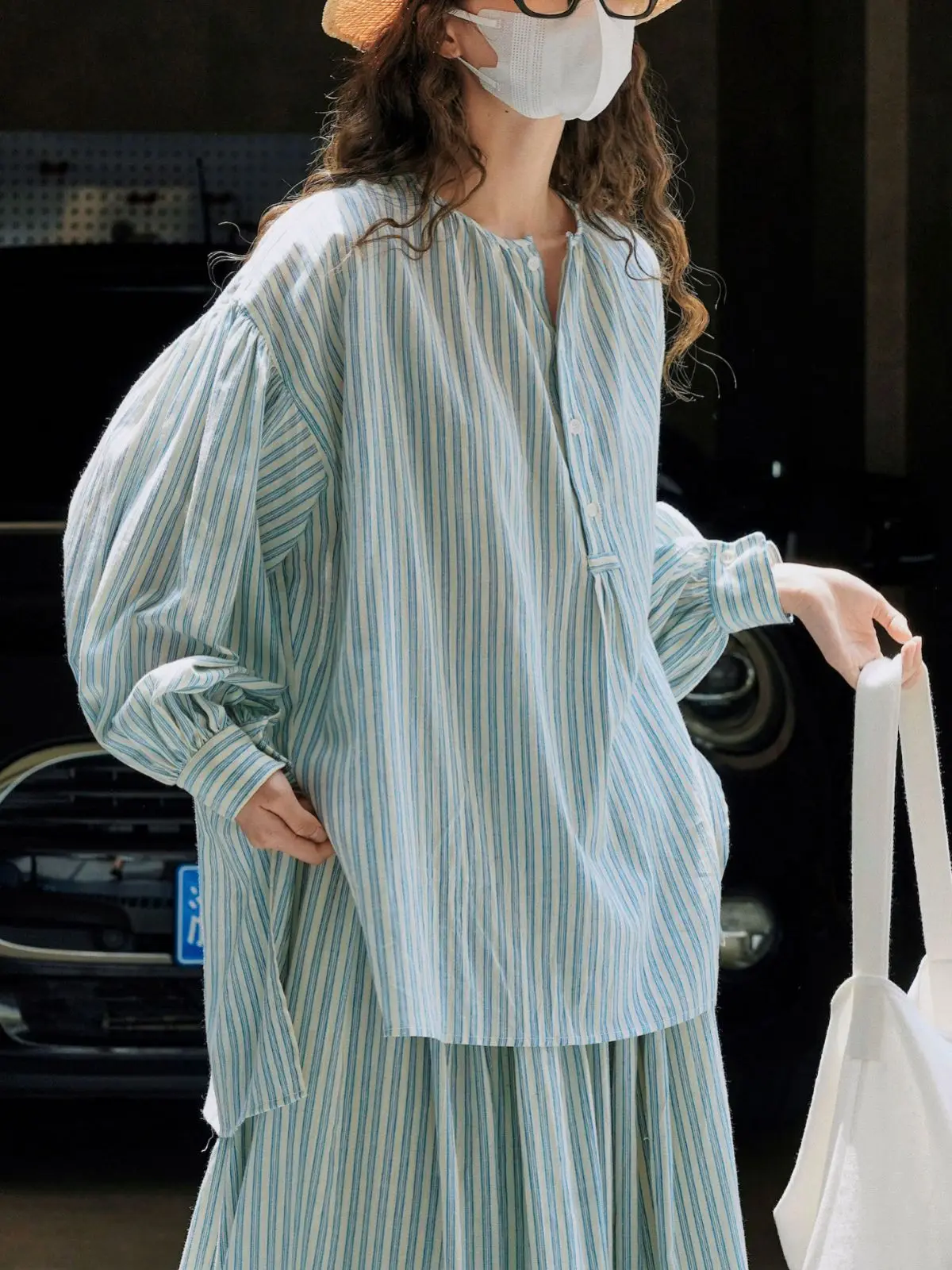 Korean Chic Fresh Design Sense Blouse Women Lantern Sleeve Striped Shirt Summer Loose Temperament Half Open Button O-Neck Blusa
Korean Chic Fresh Design Sense Blouse Women Lantern Sleeve Striped Shirt Summer Loose Temperament Half Open Button O-Neck Blusa