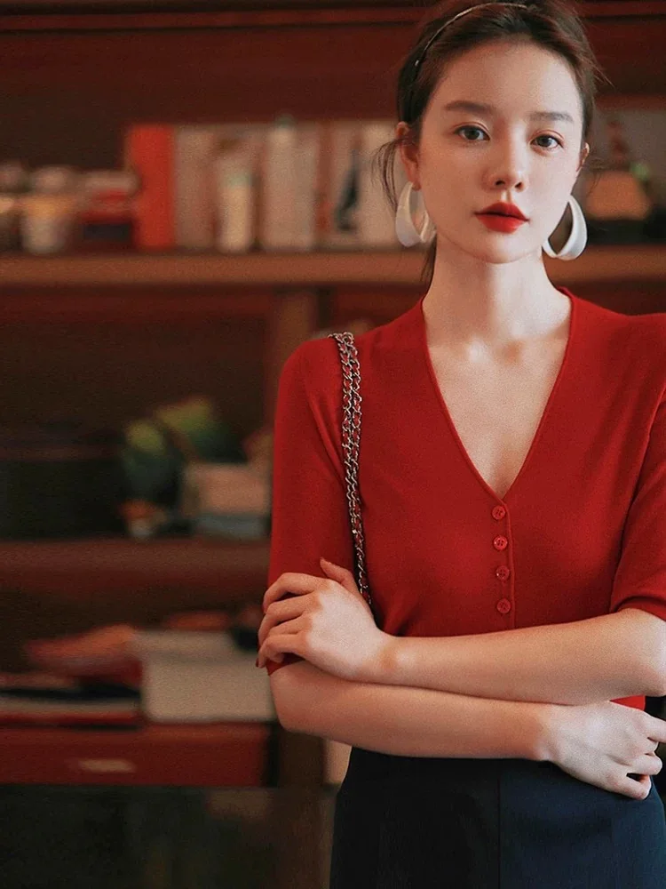 Summer Worsted Ultra-Fine Wool Five-Point Sleeve V-Neck Bottoming Shirt Female Thin Joker Button Sleeve Slim Sweater
Summer Worsted Ultra-Fine Wool Five-Point Sleeve V-Neck Bottoming Shirt Female Thin Joker Button Sleeve Slim Sweater