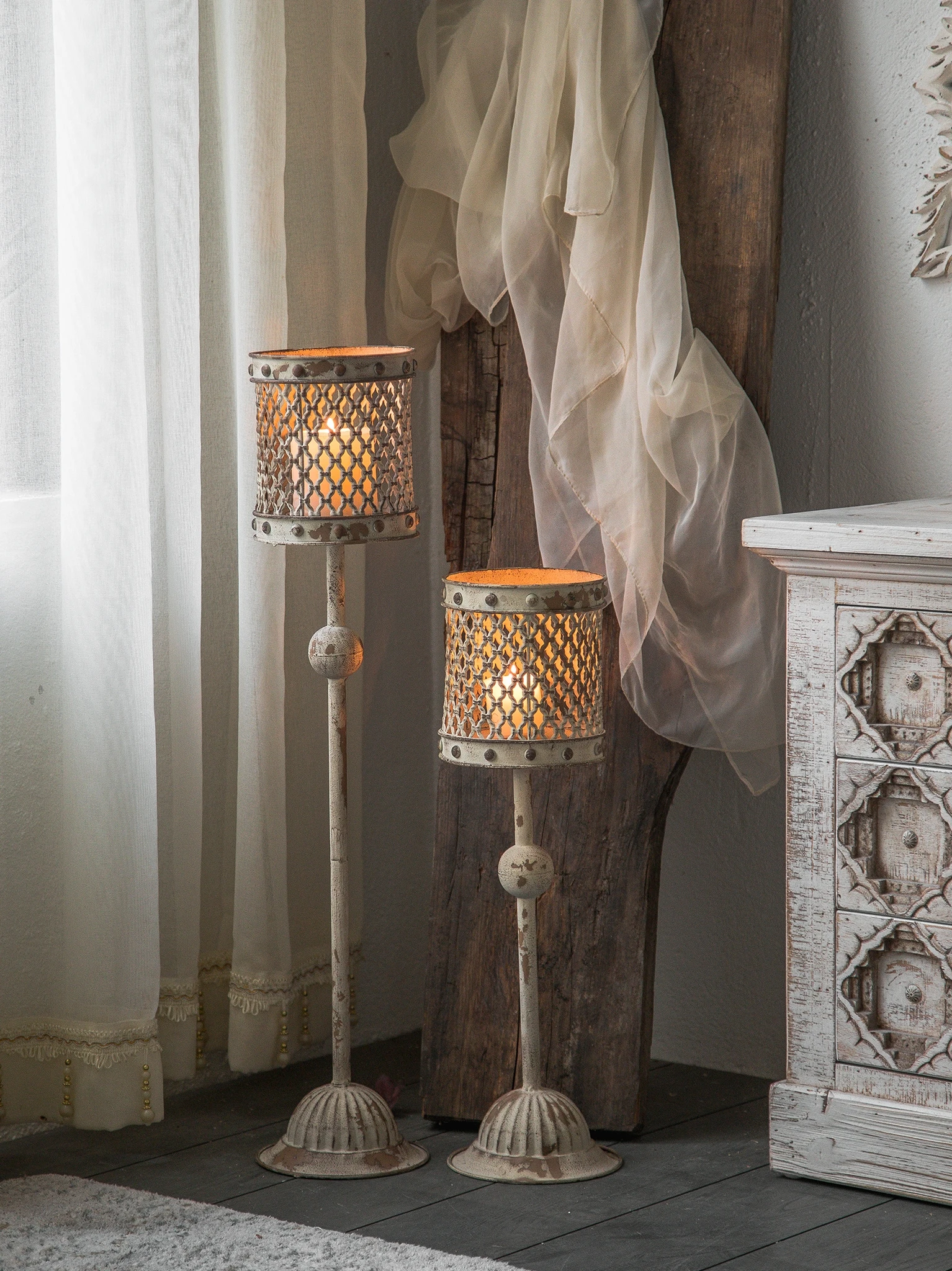 European French Romantic Iron Floor Candlestick American Retro Candlestick Studio Photography Props Ornament Decoration
European French Romantic Iron Floor Candlestick American Retro Candlestick Studio Photography Props Ornament Decoration