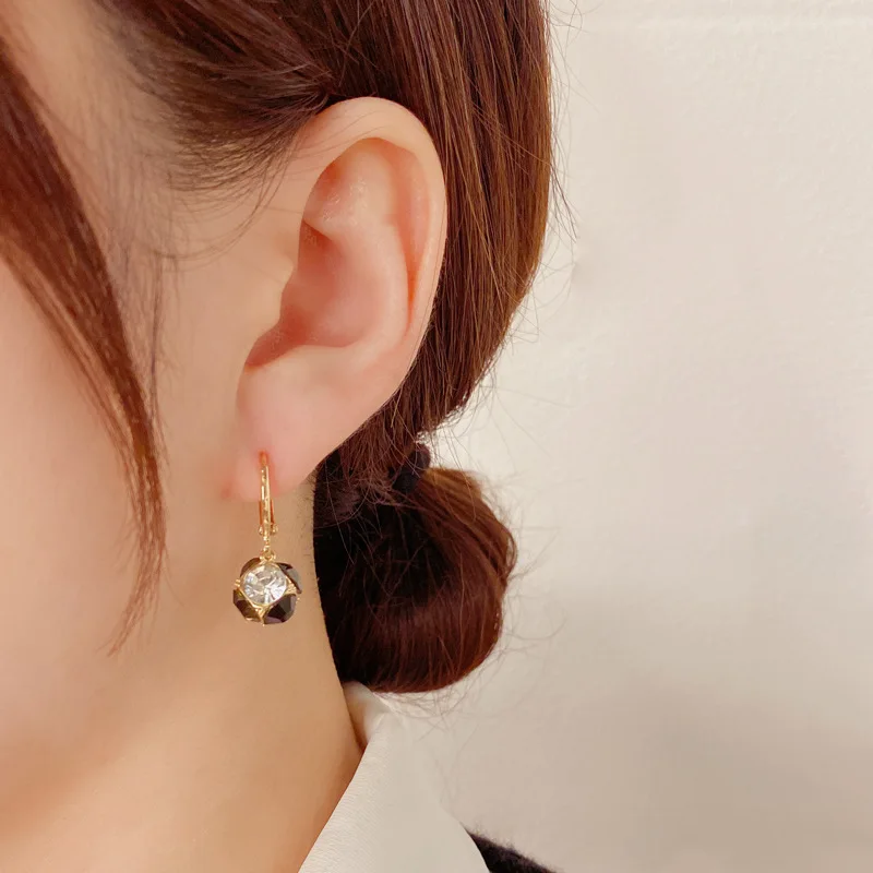 2022 Fashion Temperament Simple Rhinestone Ball Exquisite All-match High-end Earrings February 14 Valentine's Day Gift
2022 Fashion Temperament Simple Rhinestone Ball Exquisite All-match High-end Earrings February 14 Valentine's Day Gift