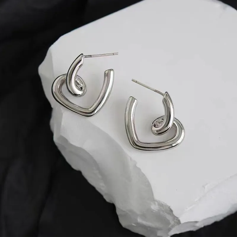 HIYONG Simple Twisted Heart Shaped Earrings Silver Color Metal Earrings Retro Geometric Stud Earring Unique Design Jewelry
HIYONG Simple Twisted Heart Shaped Earrings Silver Color Metal Earrings Retro Geometric Stud Earring Unique Design Jewelry