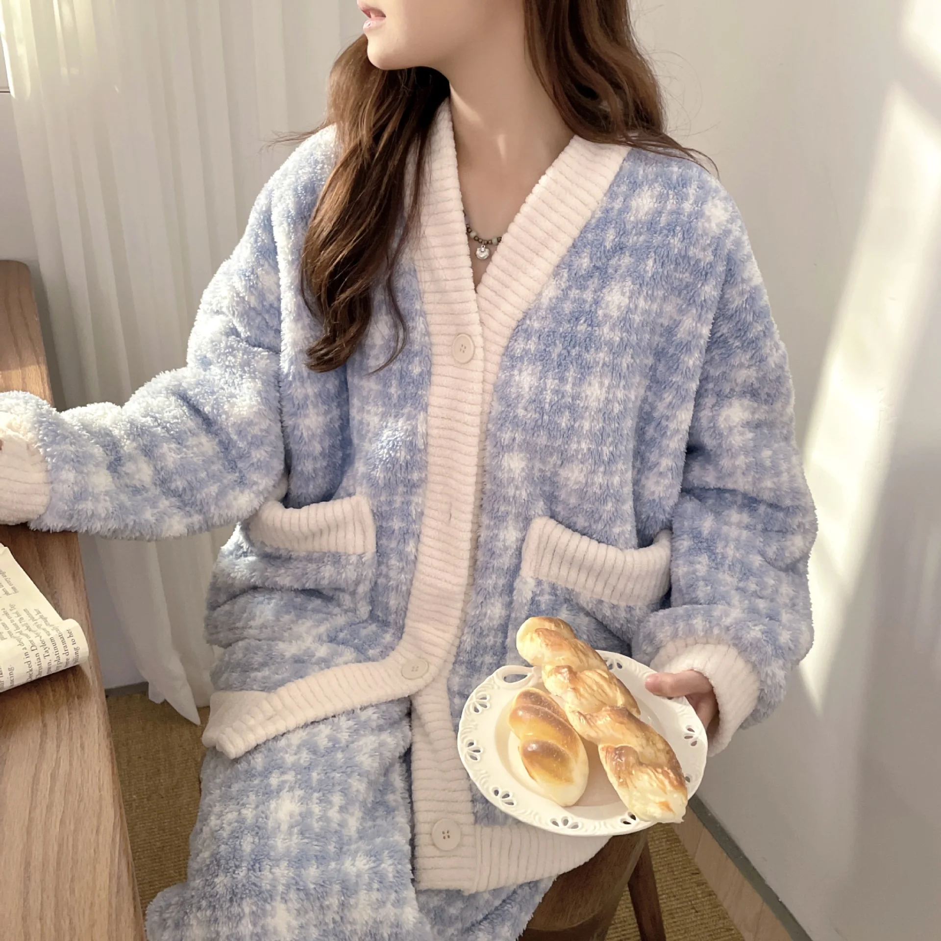 Plaid Print Coral Velvet Pajamas Set Women Winter Warm Pijamas 2pcs V-Neck Loungewear Homewear Ladies Home Clothes
Plaid Print Coral Velvet Pajamas Set Women Winter Warm Pijamas 2pcs V-Neck Loungewear Homewear Ladies Home Clothes