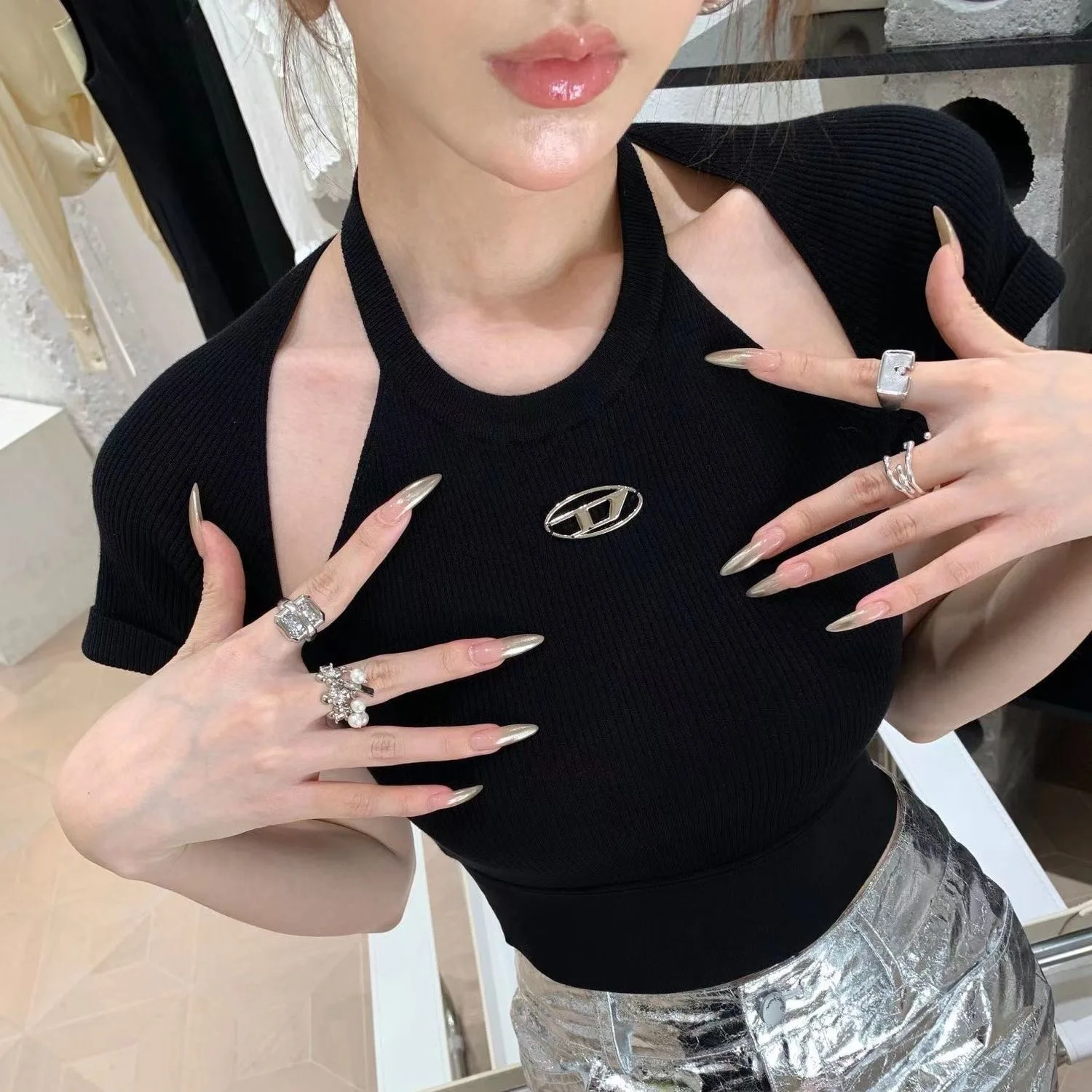 Sexy cool design sense hollow metal short-sleeved T-shirt female 2023 summer new pure desire slim fit top
Sexy cool design sense hollow metal short-sleeved T-shirt female 2023 summer new pure desire slim fit top