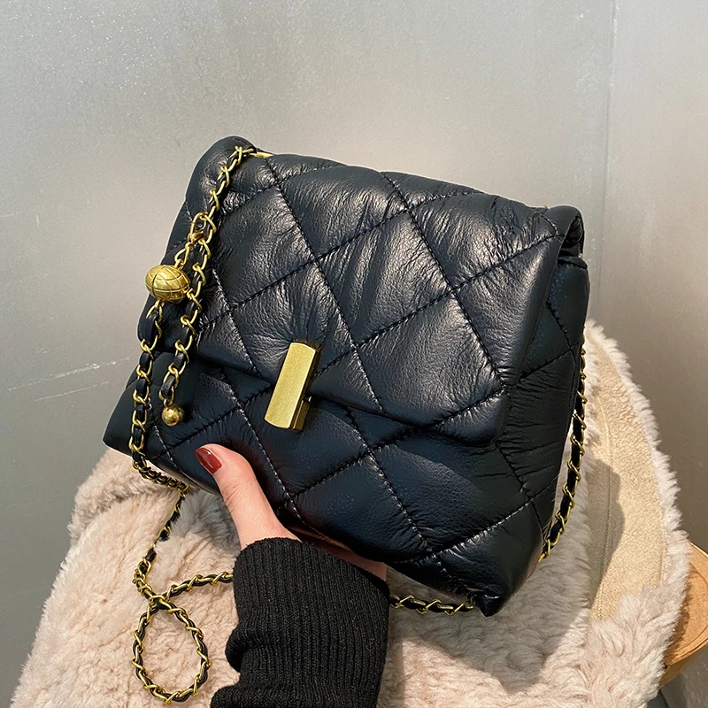 Vintage Chain Designer PU Leather Padded Flap Crossbody Shoulder Bags for Women 2022 Winter Women's Trendy Handbags Branded
Vintage Chain Designer PU Leather Padded Flap Crossbody Shoulder Bags for Women 2022 Winter Women's Trendy Handbags Branded