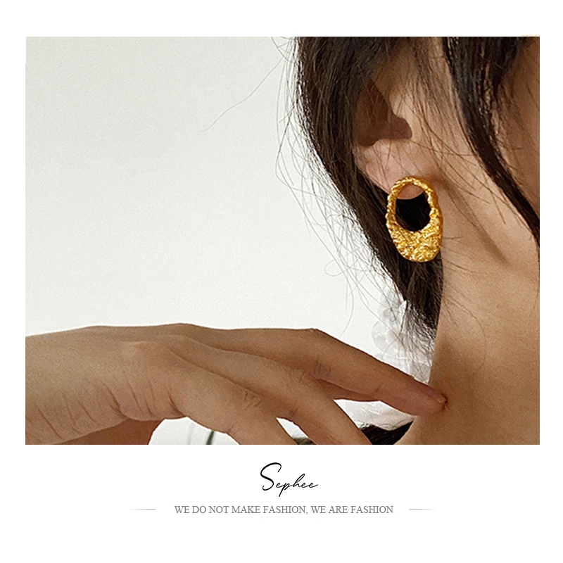 Shinning Gold Ear Rings Fashion Exaggerated Metal Earrings Women's New Summer Geometric Hollow Water Drop Shape Jewelry
Shinning Gold Ear Rings Fashion Exaggerated Metal Earrings Women's New Summer Geometric Hollow Water Drop Shape Jewelry