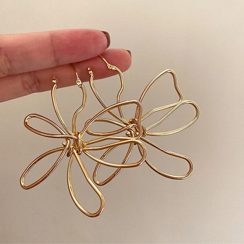 Fashion Flower Earrings for Women Minimalist Metal Lines Hoop Earrings Female Girl Daily Jewelry Accessories Gift
Fashion Flower Earrings for Women Minimalist Metal Lines Hoop Earrings Female Girl Daily Jewelry Accessories Gift