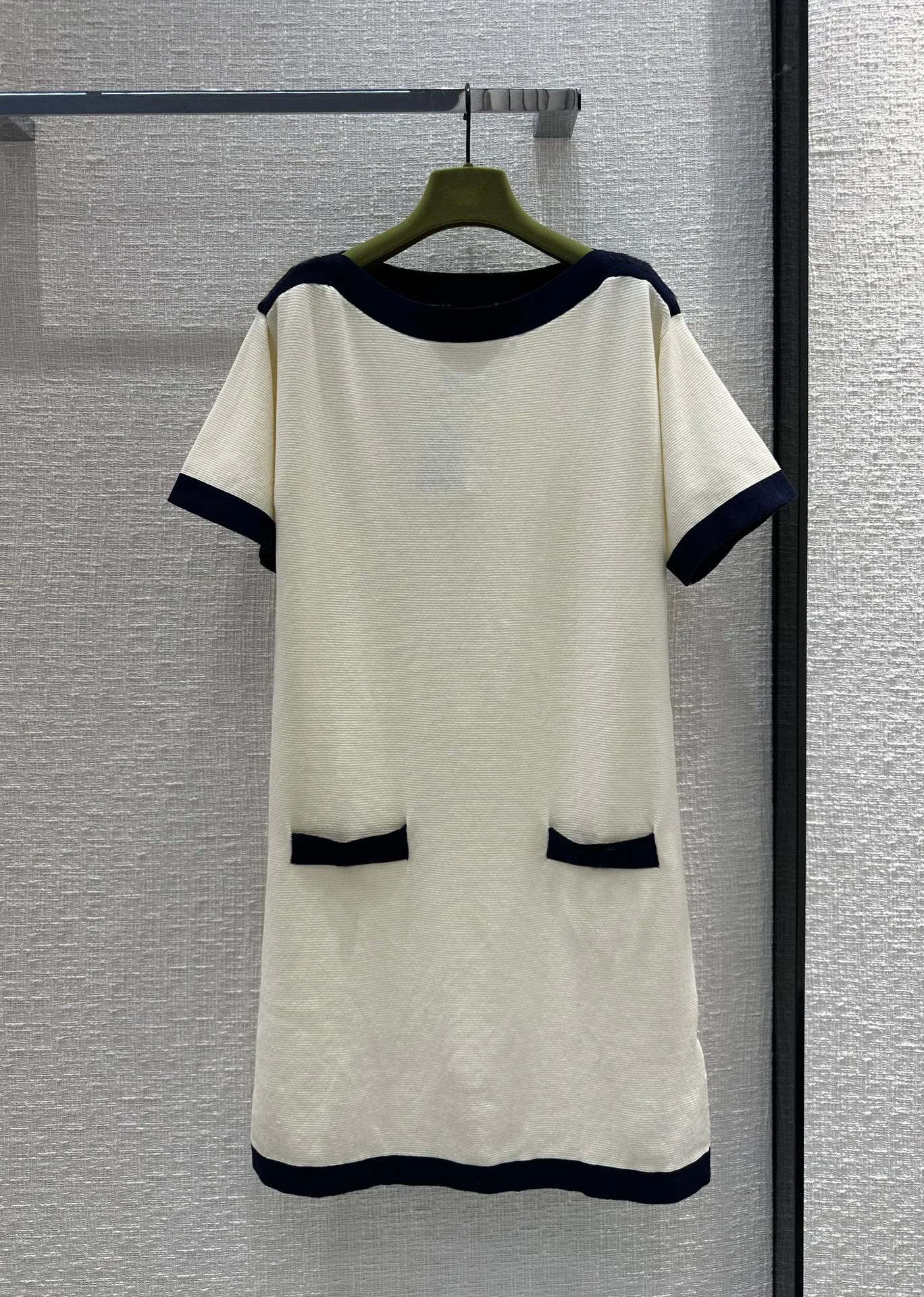 Blue edge skirt dress, one line round neck design shoulders decorated with gold buckle, elegant temperament6.21
Blue edge skirt dress, one line round neck design shoulders decorated with gold buckle, elegant temperament6.21