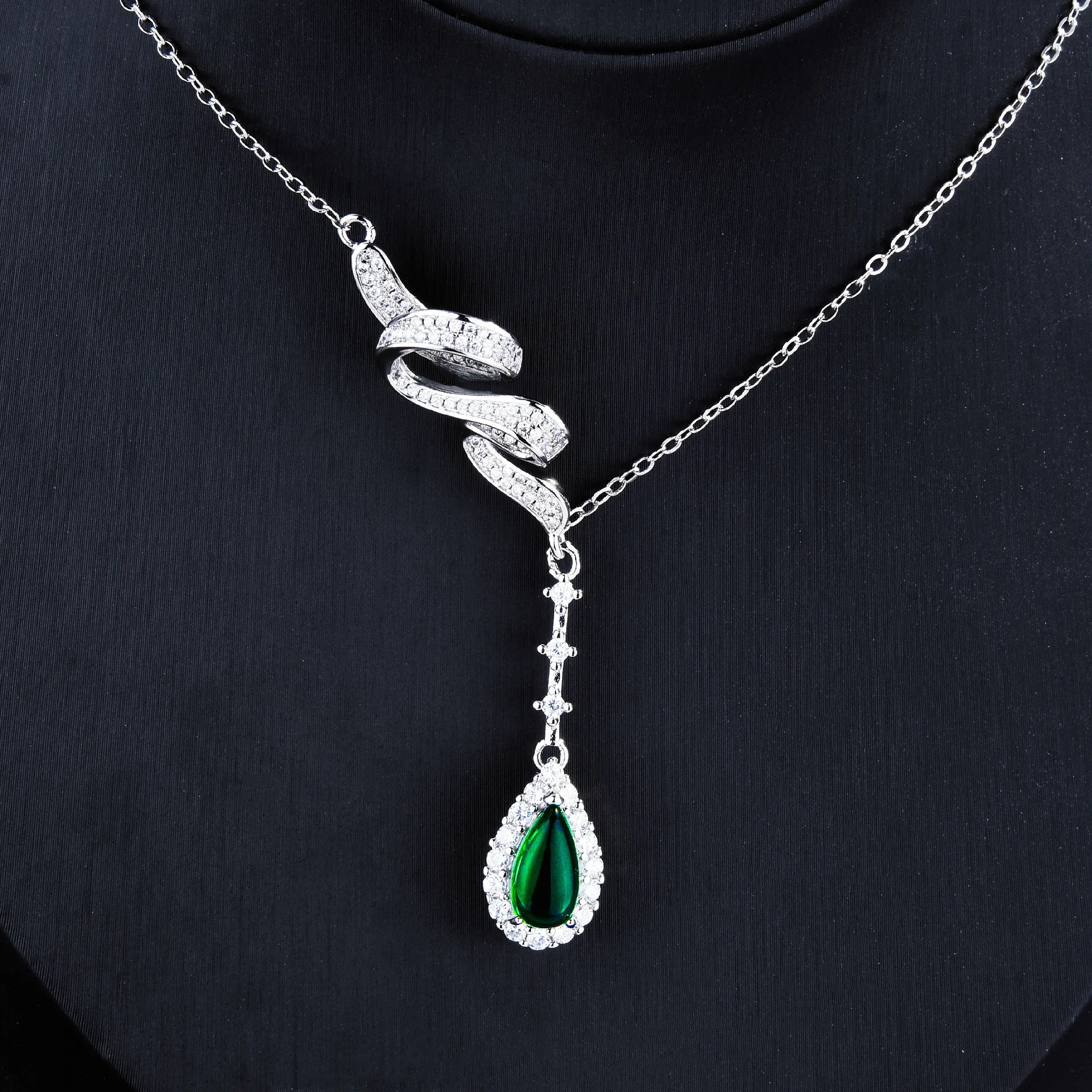 Luxury Simulated Emerald Necklaces Micro-inlaid Zircon Water Drop Pear-shaped Green Crystal Necklace Clavicle Chain For Women
Luxury Simulated Emerald Necklaces Micro-inlaid Zircon Water Drop Pear-shaped Green Crystal Necklace Clavicle Chain For Women