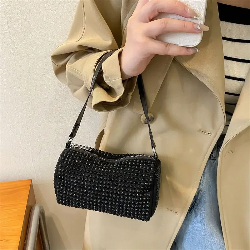 2023 New Korean Designer Luxury Trendy Shoulder Bag with Shining Diamonds and Chain Strap for Women's Fashionable Style
2023 New Korean Designer Luxury Trendy Shoulder Bag with Shining Diamonds and Chain Strap for Women's Fashionable Style