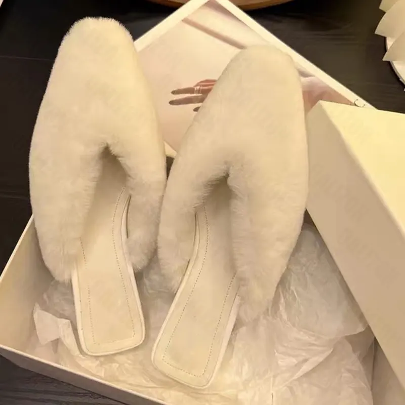 Брендовые женские меховые тапочки, короткие плюшевые шлепанцы на плоской подошве, женская обувь, новинка 2022, повседневная домашняя хлопков...
Брендовые женские меховые тапочки, короткие плюшевые шлепанцы на плоской подошве, женская обувь, новинка 2022, повседневная домашняя хлопков...