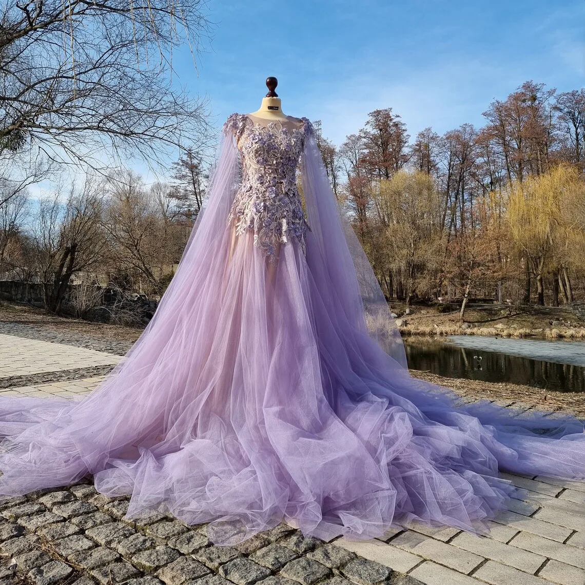 Goegeous Purple Prom Dresses Applique Sleeveless Beads Evening Dresses With Long Capes Custom Made Tulle Party Gowns for Wedding
Goegeous Purple Prom Dresses Applique Sleeveless Beads Evening Dresses With Long Capes Custom Made Tulle Party Gowns for Wedding