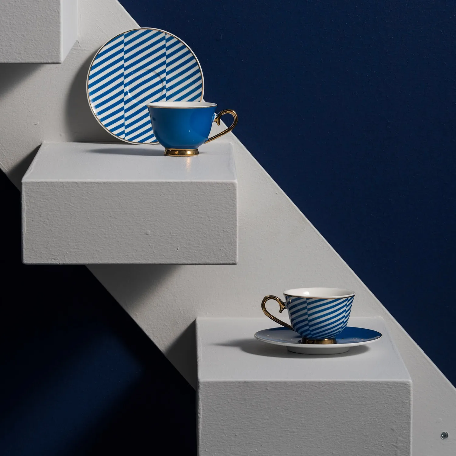 Karaca Sailor 2 Personality Coffee Cup Pad Modern Asymmetrical Cartoon Pattern Blue Gold Blend Wide Round Brim Design
Karaca Sailor 2 Personality Coffee Cup Pad Modern Asymmetrical Cartoon Pattern Blue Gold Blend Wide Round Brim Design