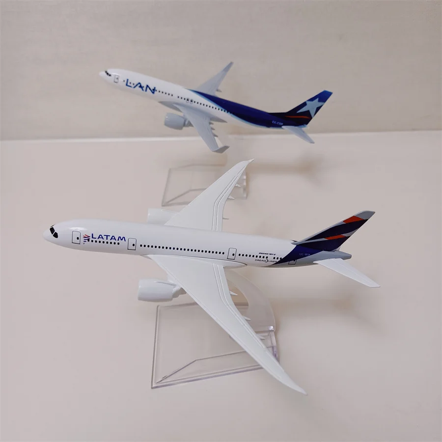Чили LAN Боинг B737 латам Боинг 787 B787 авиакомпании масштаб 1/400 литая модель самолета игрушки из металлического сплава 16 см
Чили LAN Боинг B737 латам Боинг 787 B787 авиакомпании масштаб 1/400 литая модель самолета игрушки из металлического сплава 16 см