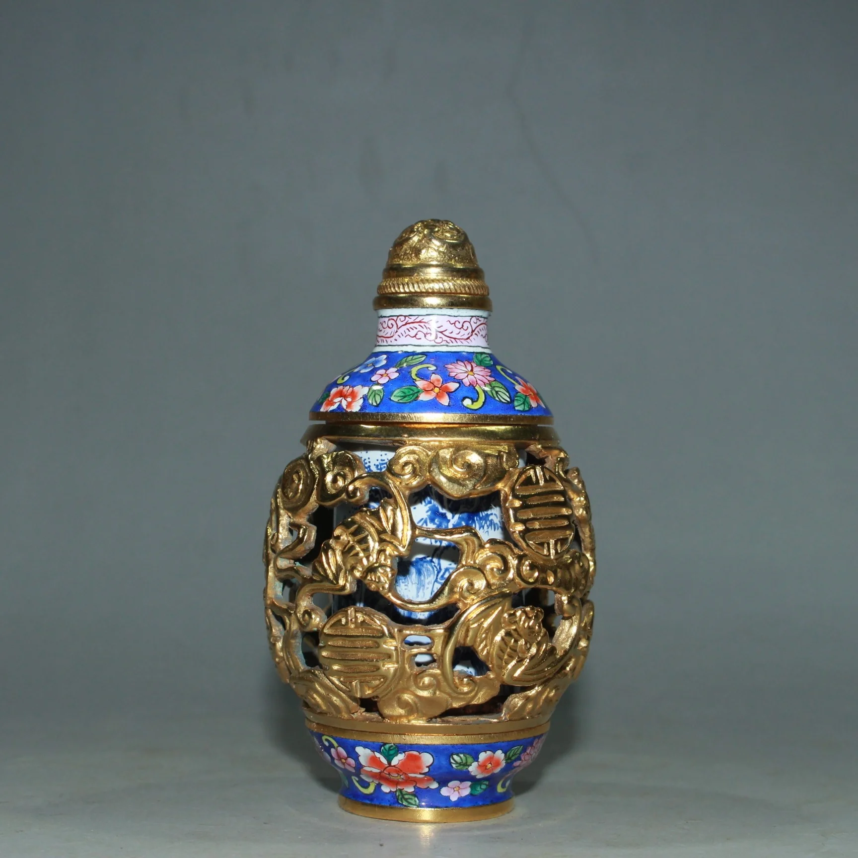 3" Tibetan Temple Collection old Purple bronze Enamel Gilt hollow out Bat pattern snuff bottle longevity Town house Exorcism
3" Tibetan Temple Collection old Purple bronze Enamel Gilt hollow out Bat pattern snuff bottle longevity Town house Exorcism