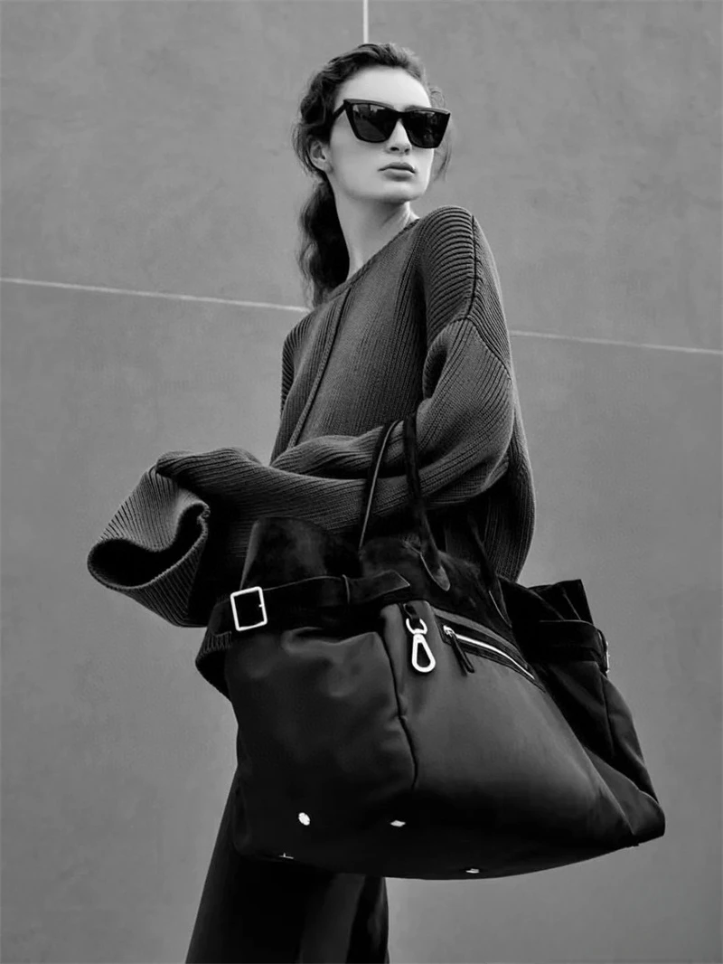The Row Light Luxury New Travel Women's Bag Margaux 17 Nylon Collar Leather Large Capacity Handbag Casual Tote Bag
The Row Light Luxury New Travel Women's Bag Margaux 17 Nylon Collar Leather Large Capacity Handbag Casual Tote Bag