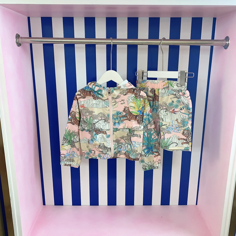 Children's suit jungle flower design tiger picture long sleeved sunscreen clothes + shorts summer girls two-piece set
Children's suit jungle flower design tiger picture long sleeved sunscreen clothes + shorts summer girls two-piece set