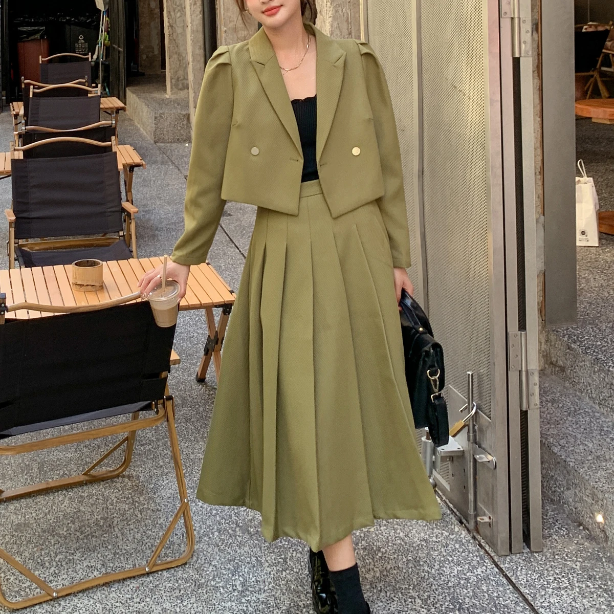 Spring Autumn New Style Temperament Fashion Short BlazerCoat And Pleated Mid Skirt Professional Two-piece Suit Women's Suit
Spring Autumn New Style Temperament Fashion Short BlazerCoat And Pleated Mid Skirt Professional Two-piece Suit Women's Suit