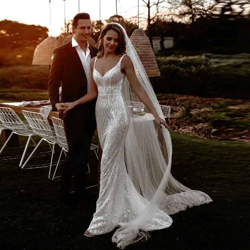 Pretty Sequined Lace Wedding Dress Classic V Neck Sleeveless Long Bridal Dresses Spaghetti Strap Shiny Wedding Party Gowns
Pretty Sequined Lace Wedding Dress Classic V Neck Sleeveless Long Bridal Dresses Spaghetti Strap Shiny Wedding Party Gowns