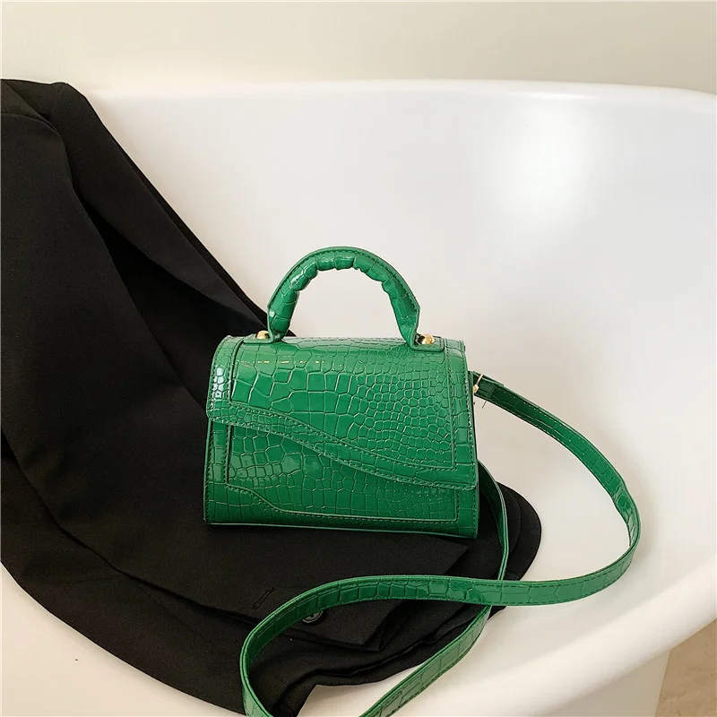 Western style shoulder 2022 new female handbag with Korean pattern net red texture small cross body bag
Western style shoulder 2022 new female handbag with Korean pattern net red texture small cross body bag