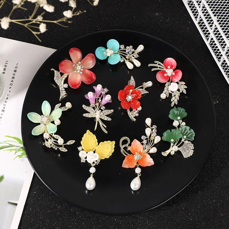

Women Breastpin Fashion Plum Blossom Flower Coat Pins Pearl Rhinestone Brooches Badge New Year Jewelry Gifts Accessories