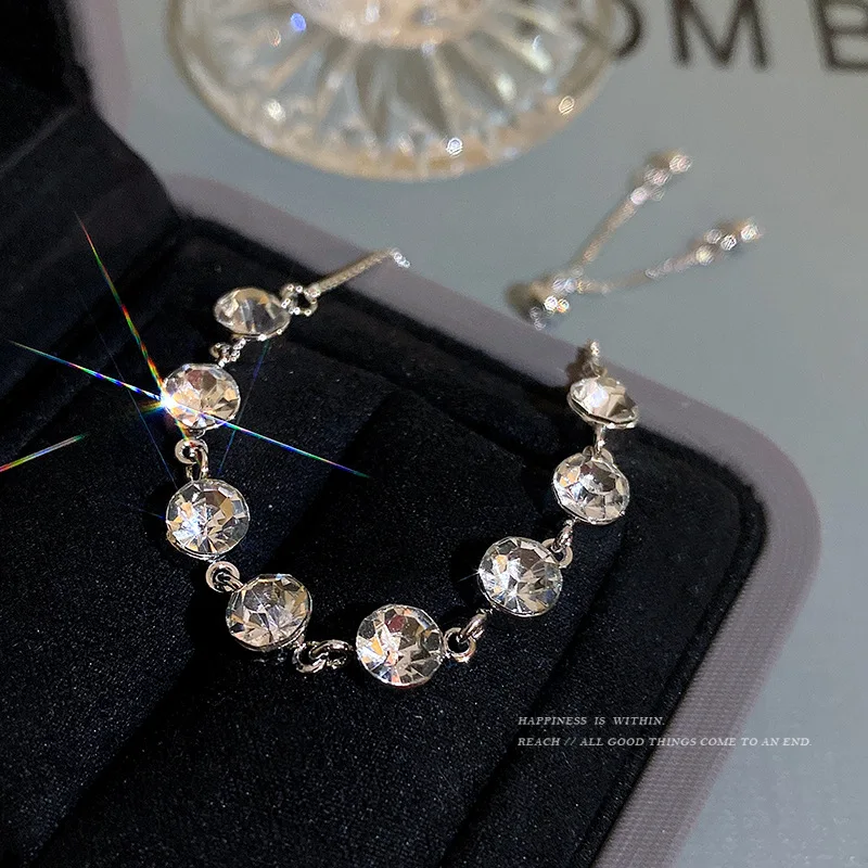 Light luxury and high-end feel,the Sky Star Zircon Bracelet is a feminine and adjustable pull-out style with exquisite charm
Light luxury and high-end feel,the Sky Star Zircon Bracelet is a feminine and adjustable pull-out style with exquisite charm