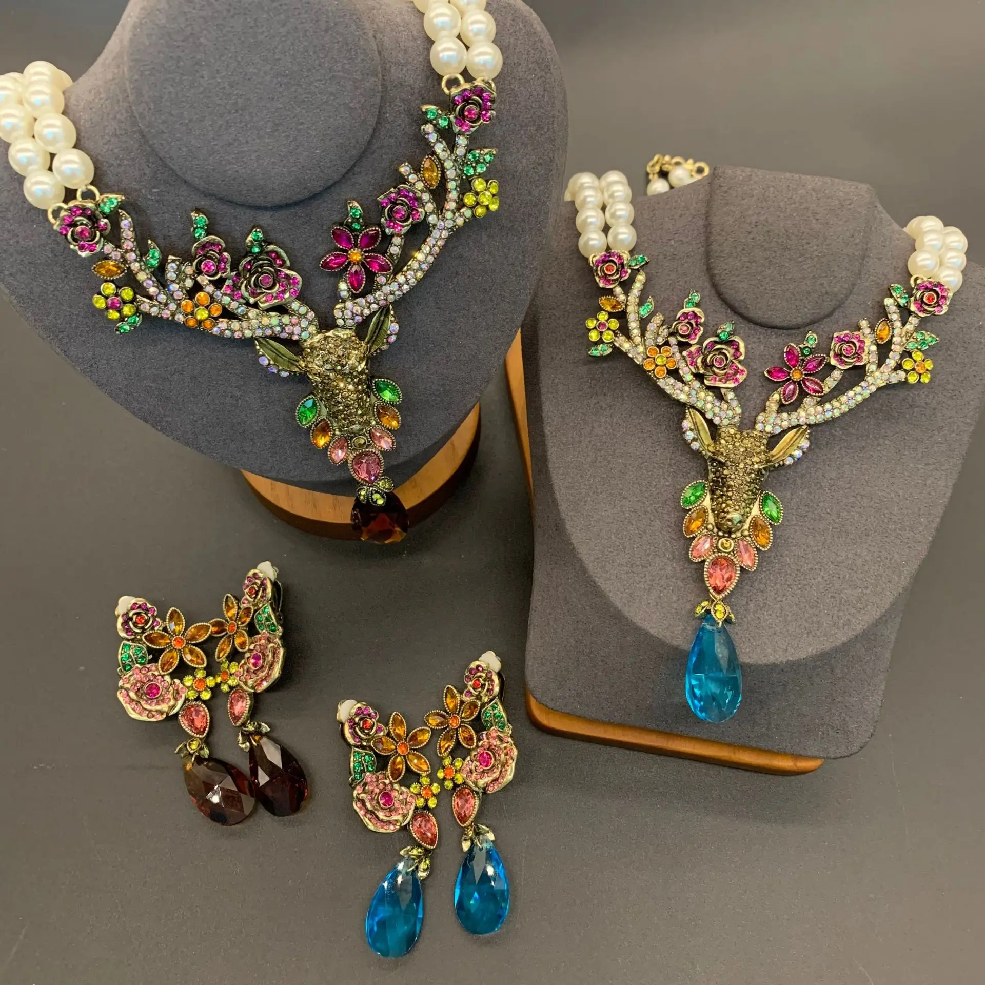 Fashion Vintage Color Diamond Rhinestones Inlaid with Antlers Flower Styling Pearl Necklace Earrings Ear Clip Jewelry Set
Fashion Vintage Color Diamond Rhinestones Inlaid with Antlers Flower Styling Pearl Necklace Earrings Ear Clip Jewelry Set