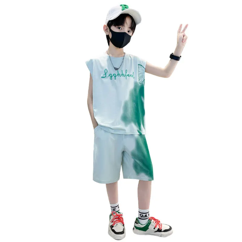 Костюм спортивный детский из топа без рукавов с принтом и шортов
Костюм спортивный детский из топа без рукавов с принтом и шортов