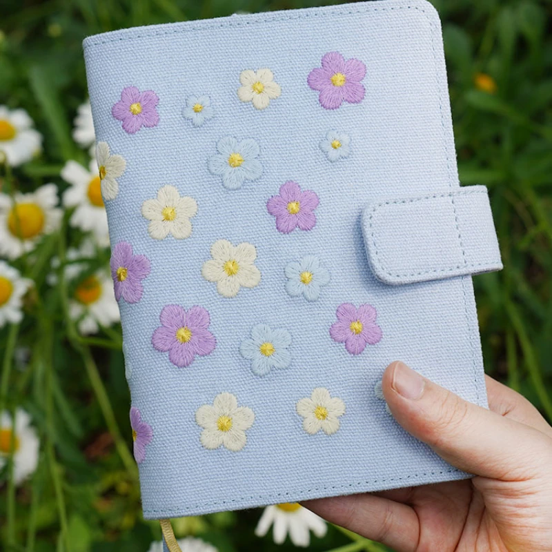 С рисунком из мультфильма «Мой маленький цветы под солнечным светом творческий и цветочным орнаментом Обложка журнала A6 2022 DIY планер журнал...
С рисунком из мультфильма «Мой маленький цветы под солнечным светом творческий и цветочным орнаментом Обложка журнала A6 2022 DIY планер журнал...