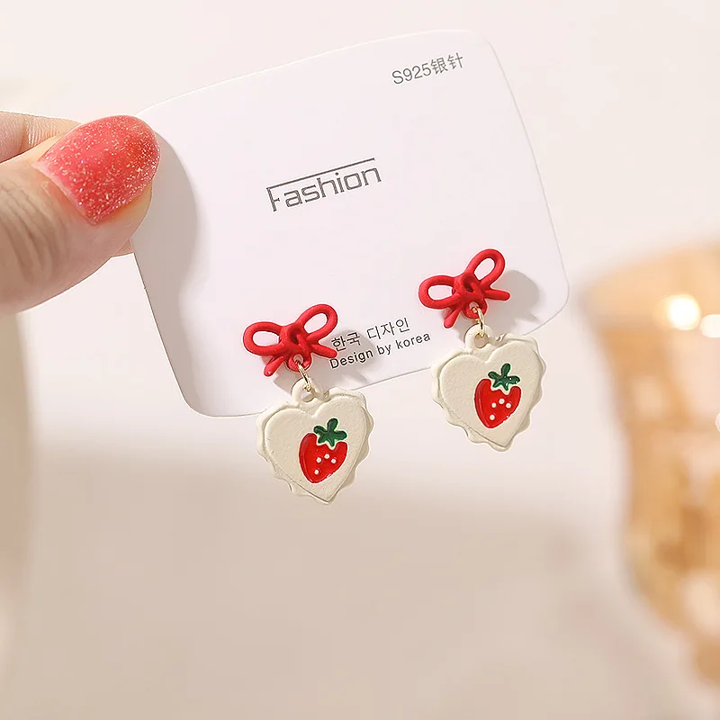 White Heart Shaped Strawberry Stud Earrings Cartoon Cute Boknot Girl Ear Studs Jewelry for Holidays Ins Fashion Women Jewelry
White Heart Shaped Strawberry Stud Earrings Cartoon Cute Boknot Girl Ear Studs Jewelry for Holidays Ins Fashion Women Jewelry