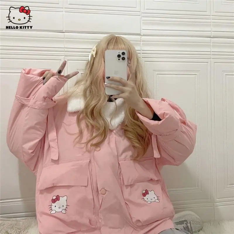 Sanrio женская мягкая одежда Hello Kitty Kawaii Зимняя Теплая стеганая куртка с меховым воротником флисовая Толстая стеганая одежда пальто
Sanrio женская мягкая одежда Hello Kitty Kawaii Зимняя Теплая стеганая куртка с меховым воротником флисовая Толстая стеганая одежда пальто