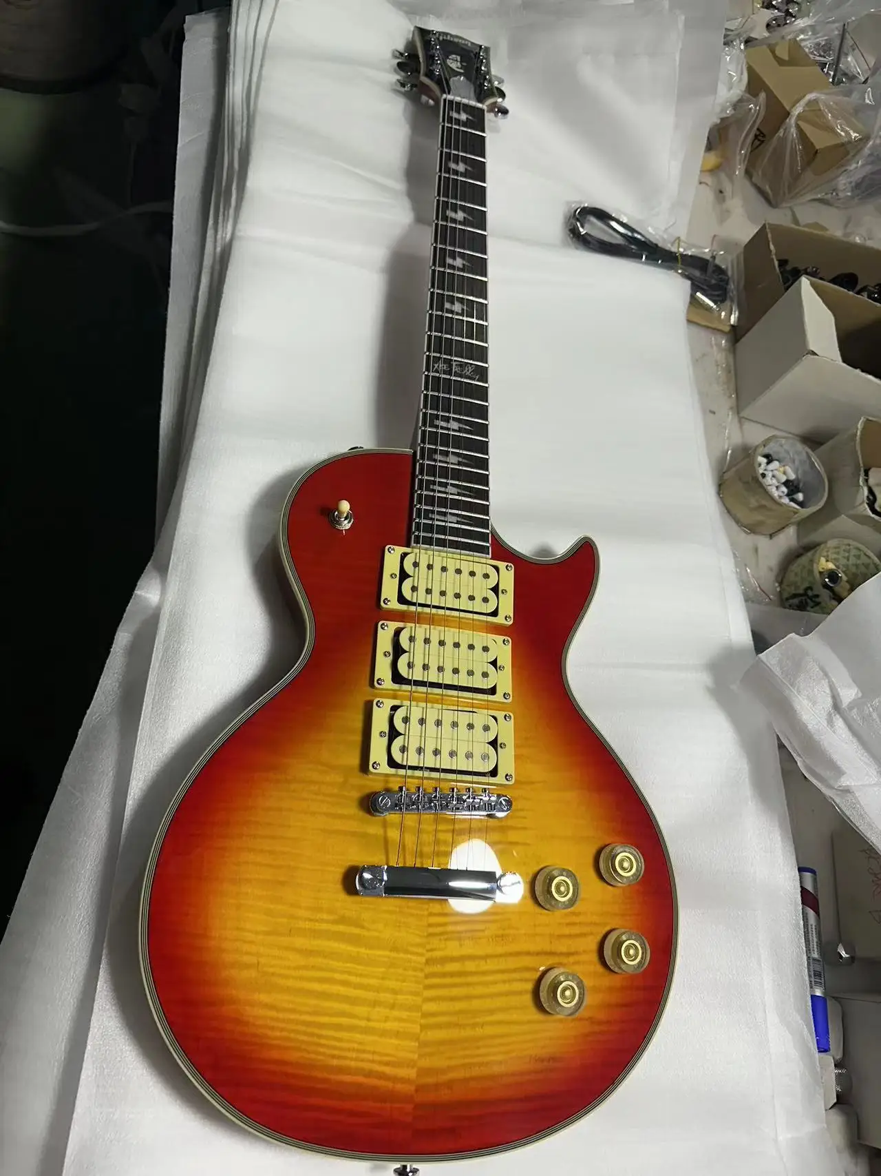 ACE Frehley Electric Guitar Tiger Maple Top Cherry Sunburst Color Solid Body Rosewood Fingerboard High Quality Guitarra
ACE Frehley Electric Guitar Tiger Maple Top Cherry Sunburst Color Solid Body Rosewood Fingerboard High Quality Guitarra
