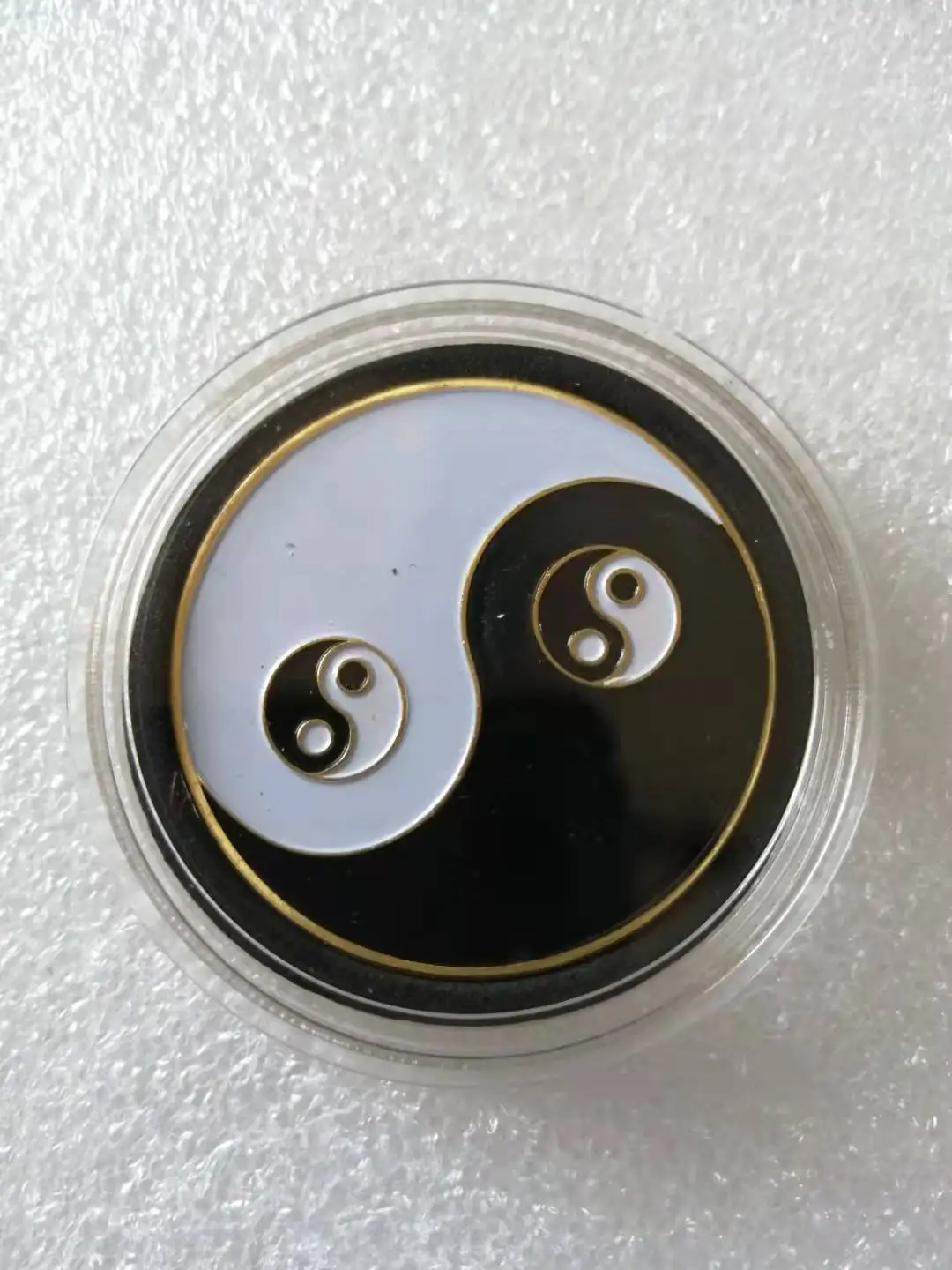 

1pcs Chinese Tai Chi Black White Taoism sign ancient Eight Diagrams Gold Coin Collection Poker Card Guard With Coin Capsule