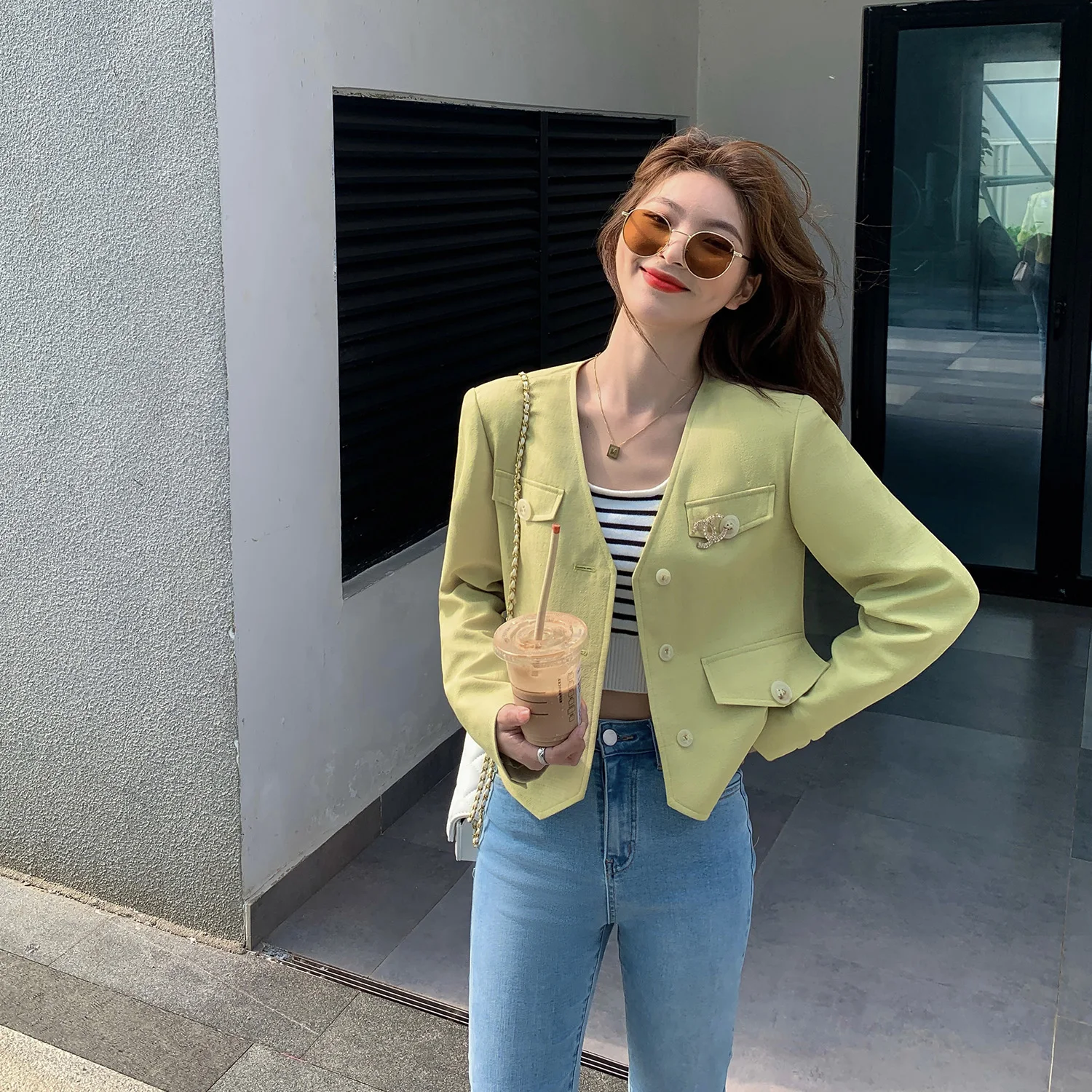 2022Short long-sleeved women's spring and autumn sports and leisure clothes are thin and versatile zipper jacket button
2022Short long-sleeved women's spring and autumn sports and leisure clothes are thin and versatile zipper jacket button