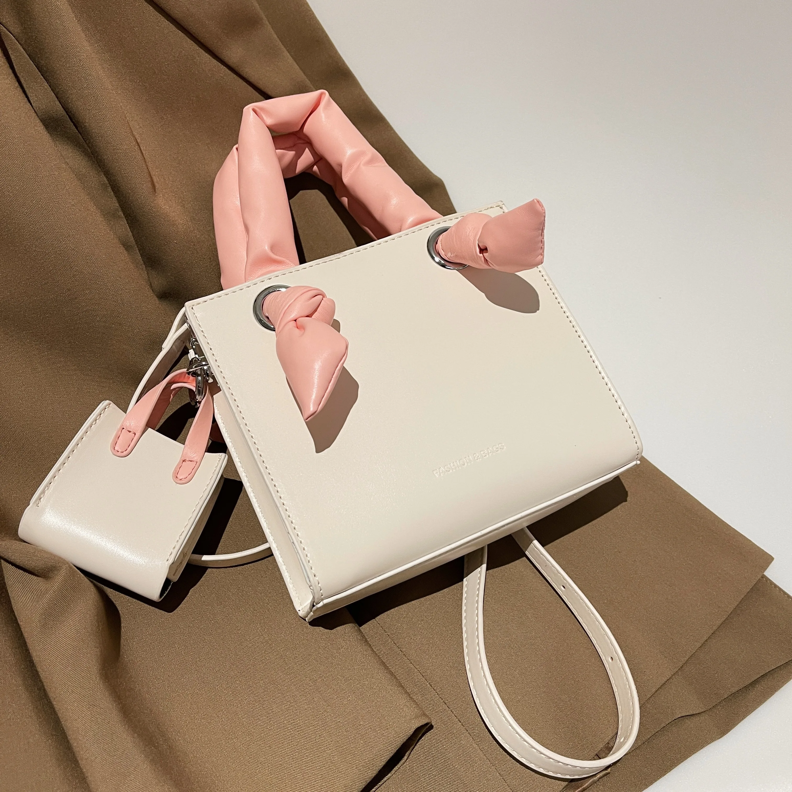Women's Bag 2022 New Tote Bag Trend Fashion Street Handbag College Style Girl Heart Personality One Shoulder Crossbody Bag
Women's Bag 2022 New Tote Bag Trend Fashion Street Handbag College Style Girl Heart Personality One Shoulder Crossbody Bag