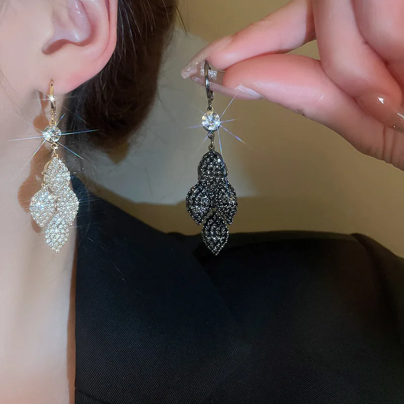 Korean Style Diamond Leaf Tassel Earrings For Women Luxury French Vintage Dangle Earrings Fashion Banquet Jewelry Accessories
Korean Style Diamond Leaf Tassel Earrings For Women Luxury French Vintage Dangle Earrings Fashion Banquet Jewelry Accessories