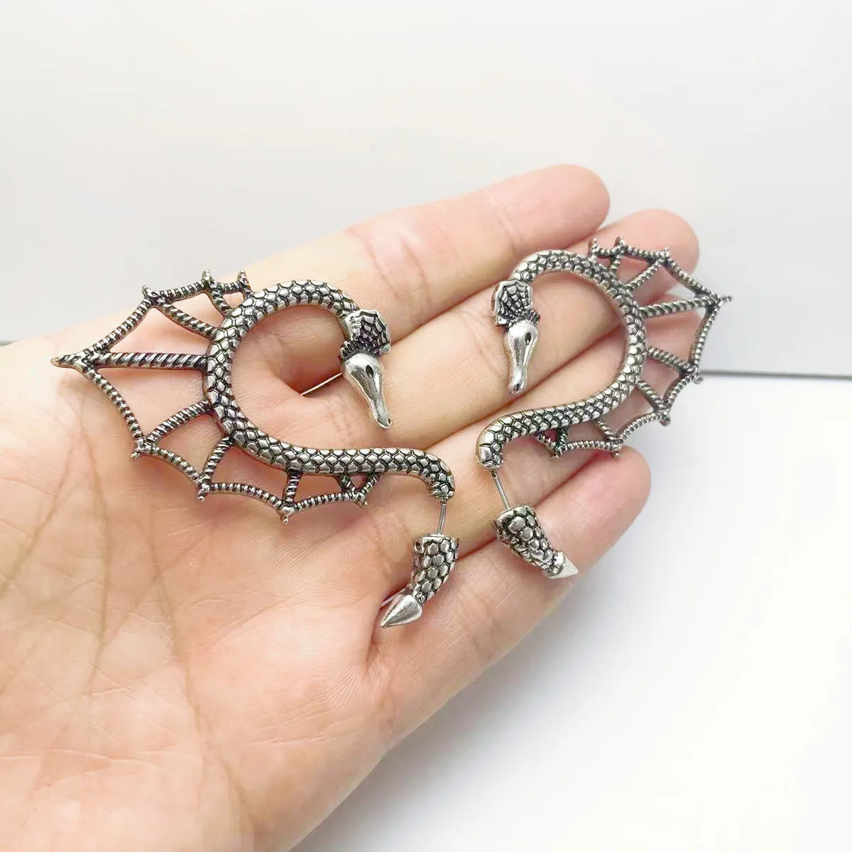 MITTO FASHION JEWELRIES AND HIGH-END ACCESSORIES FLYING DRAGON WOMEN VINTAGE PUNK STYLE EARRING
MITTO FASHION JEWELRIES AND HIGH-END ACCESSORIES FLYING DRAGON WOMEN VINTAGE PUNK STYLE EARRING