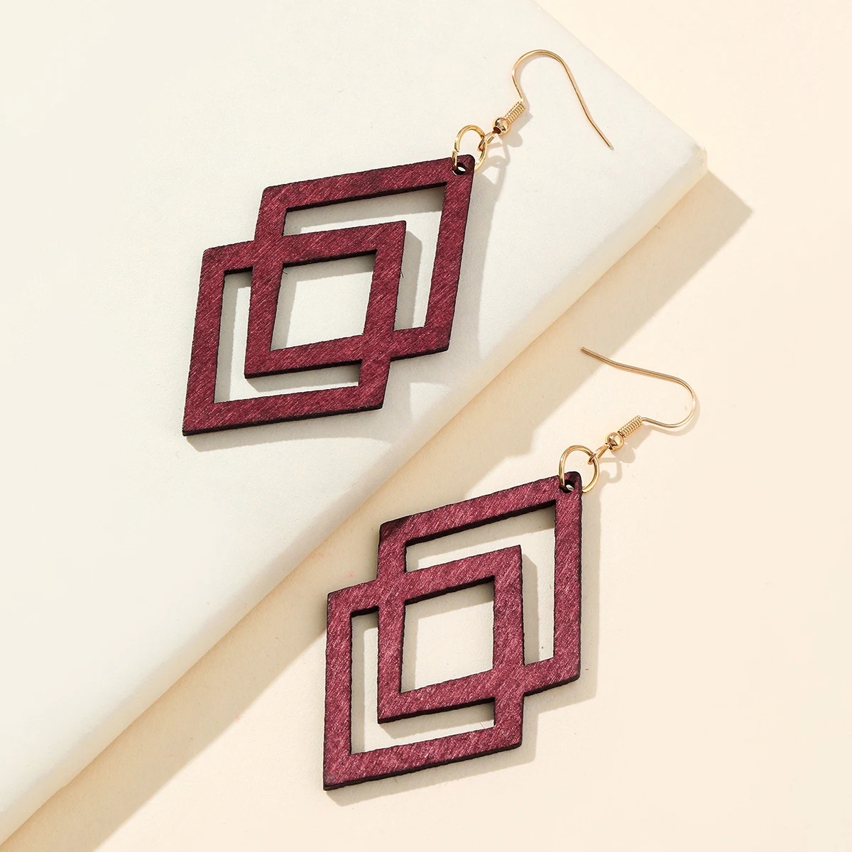 Geometric Diamond Shape Wooden Pendent Earrings Burgundy Red Wood Hollow Vintage Jewelry Accessories for Women
Geometric Diamond Shape Wooden Pendent Earrings Burgundy Red Wood Hollow Vintage Jewelry Accessories for Women