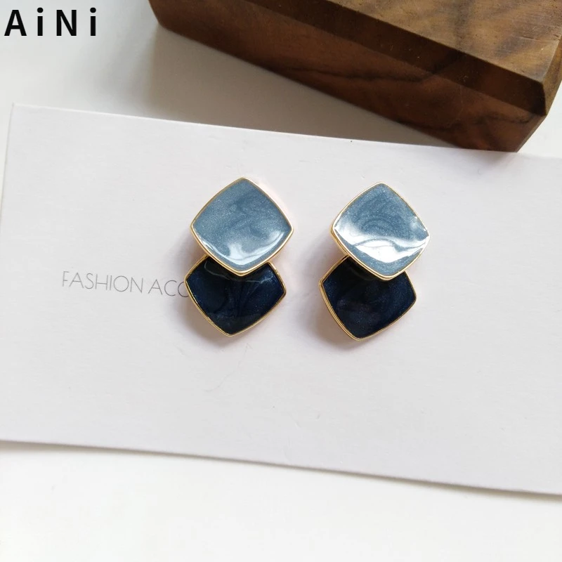 925 Silver Needle Women Jewelry Earrings New Metal Alloy Two Tone Color Blue White Brown Short Drop Earrings Gifts Wholesale
925 Silver Needle Women Jewelry Earrings New Metal Alloy Two Tone Color Blue White Brown Short Drop Earrings Gifts Wholesale