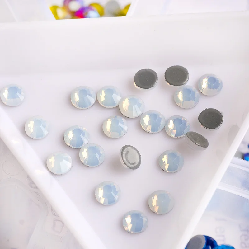 White Opal Hotfix Glue On Ornament Rhinestones Flatback Round Hot-Melt Based DIY Accessories Crystals For Garment Decoration
White Opal Hotfix Glue On Ornament Rhinestones Flatback Round Hot-Melt Based DIY Accessories Crystals For Garment Decoration