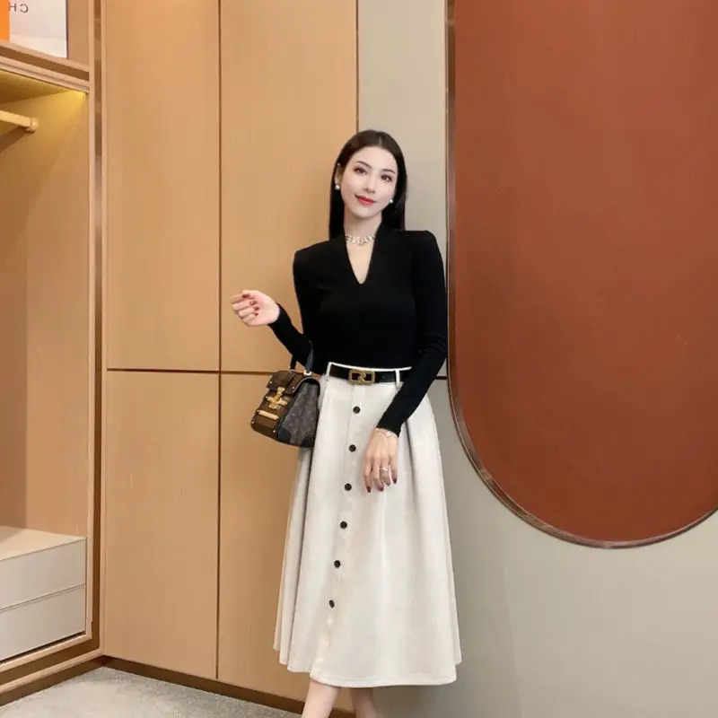2022 Autumn Winter Women Fashion Skirt Two Piece Sets Female V-neck Slim Tops + High Waist Buttons Skirts Ladies Suits R285
2022 Autumn Winter Women Fashion Skirt Two Piece Sets Female V-neck Slim Tops + High Waist Buttons Skirts Ladies Suits R285