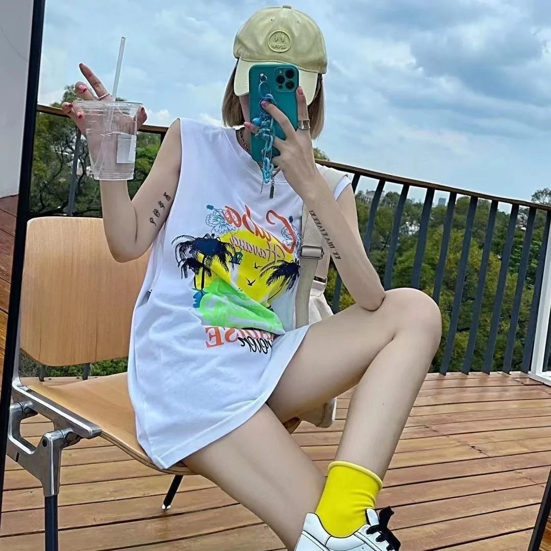 Retro American Graffiti Vests Mid-length Sportswear Sleeveless T-shirt Female Students Loose HK Outside Wearing Clothes
Retro American Graffiti Vests Mid-length Sportswear Sleeveless T-shirt Female Students Loose HK Outside Wearing Clothes