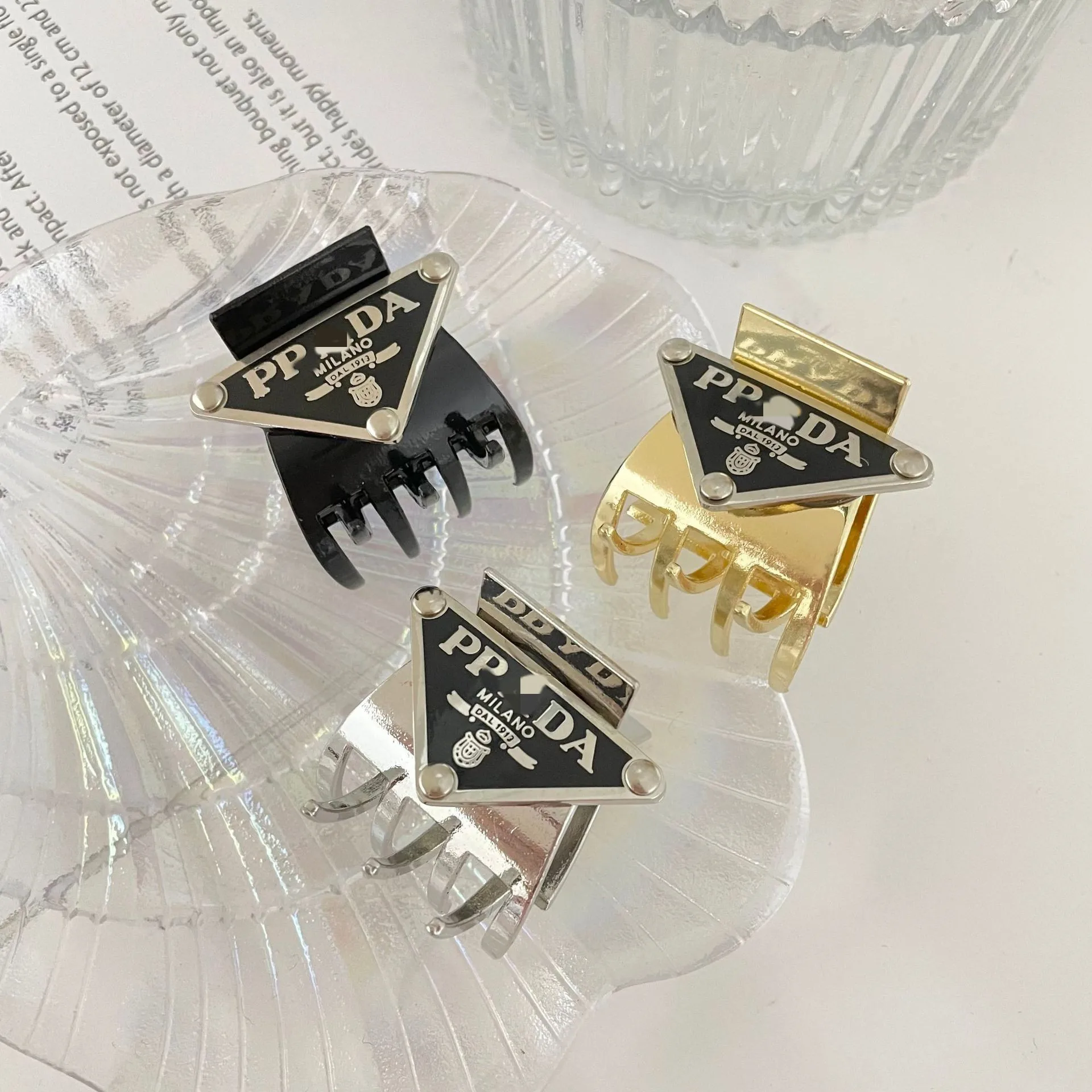 Japanese And Korean Style Retro Metal Trumpet Ladies Grip Inverted Triangle Simple Fashion Ponytail Grip Net Red Hair Accessorie 
Japanese And Korean Style Retro Metal Trumpet Ladies Grip Inverted Triangle Simple Fashion Ponytail Grip Net Red Hair Accessorie