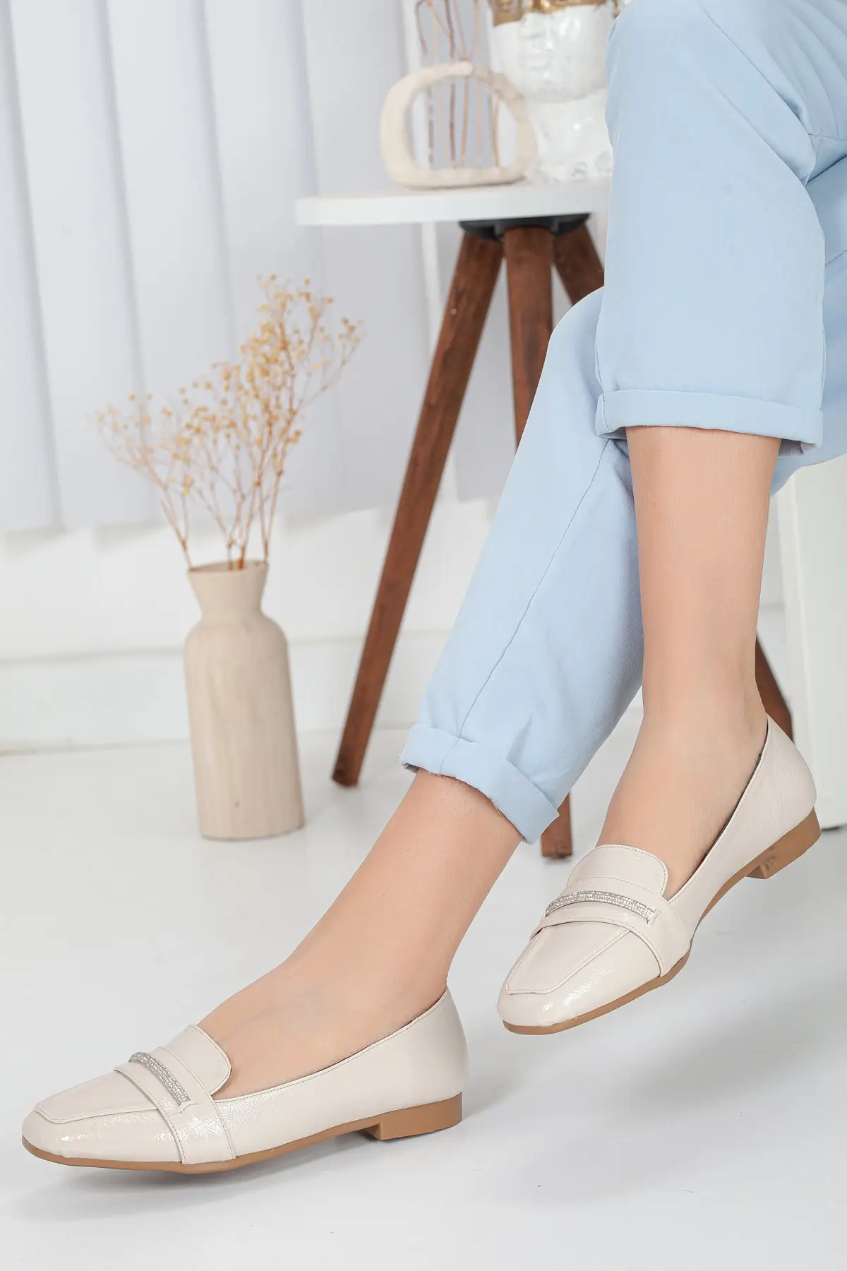 Women Flats Shoes Skin Color wrincled Patent Leather Stripe Stone Accessory Fashion Flats For Ladies Casual swimwear
Women Flats Shoes Skin Color wrincled Patent Leather Stripe Stone Accessory Fashion Flats For Ladies Casual swimwear