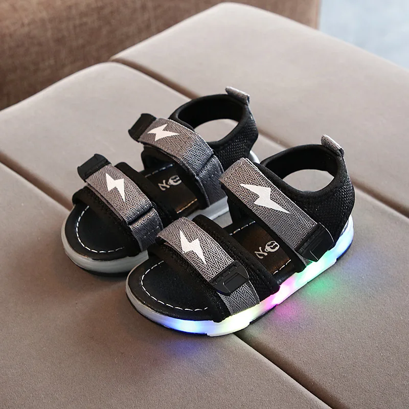 Summer Children Sandal Shoes with Light LED Boys Girls Sneakers 2023 Lighted Sport Shoes Lightning Pattern Kids Sandals 
Summer Children Sandal Shoes with Light LED Boys Girls Sneakers 2023 Lighted Sport Shoes Lightning Pattern Kids Sandals